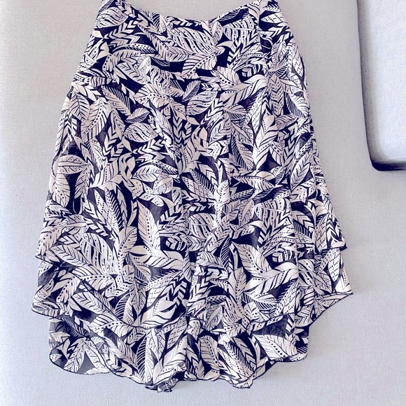 🖤🤍MELANIE LYNE 🖤🤍double layered black and white leaf design skirt. Size 6. - Picture 3 of 8